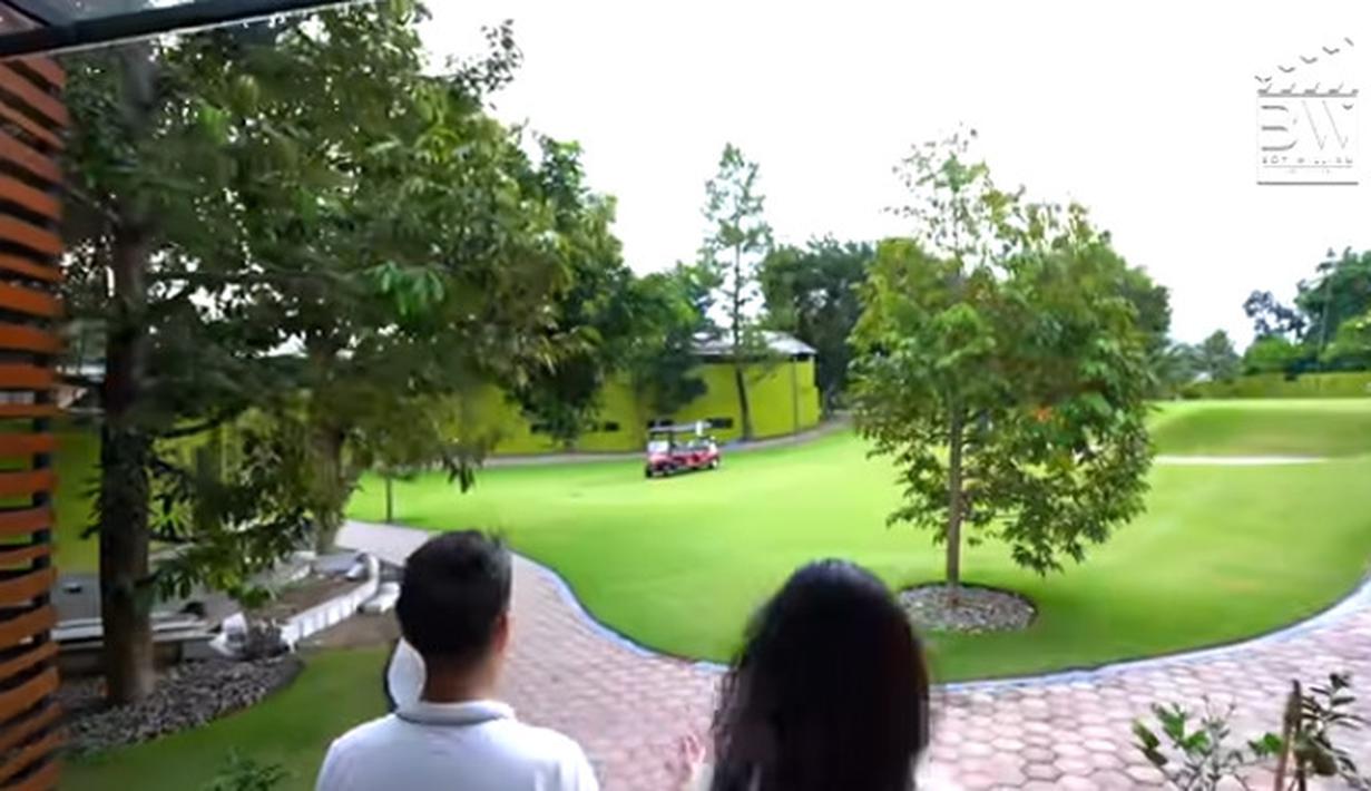 20 Potret Rumah Ovi Dian, Ada Lapangan Golf dan Masjid ...