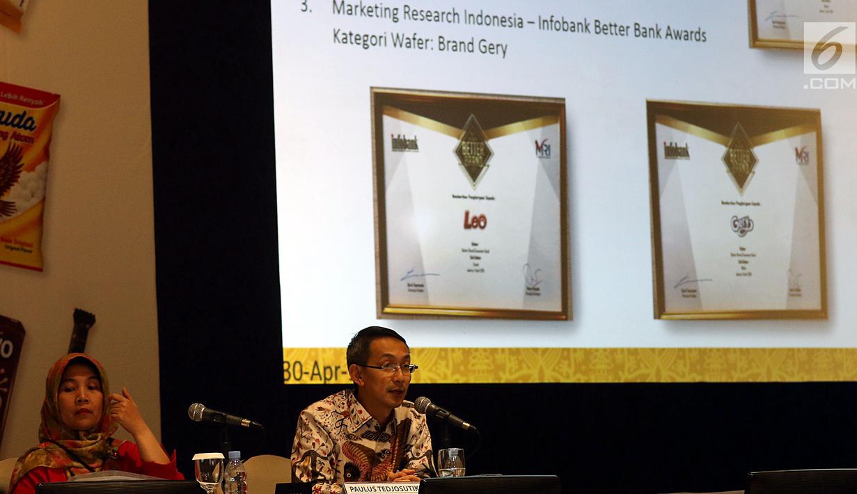 Direktur Garudafood, Paulus Tedjosutikno (kanan) memberikan keterangan seusai mengadakan rapat umum pemegang saham tahunan di Jakarta, Selasa (30/4/2019). Dari rapat tersebut menyetujui pembagian dividen sebesar Rp 17 per lembar saham yang akan dibagikan pada Mei 2018. (Liputan6.com/Johan Tallo)