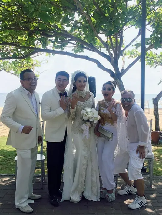 "Finnallyyyy...Happy wedding Sayangkuuu @asty_ananta dan Hendra semoga bahagia selalu dan langgeng sampai akhir hayat...love U both👩❤️👩💍🌺😍😘 #cicikokowedding #2Oktober2016," tulis kristinadangdut. (Instagram/kristinadangdut)