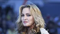 Hari pemilihan Presiden Amerika Serikat nampaknya menjadi hal yang ditungu-tunggu masyarakat, termasuk kaum selebriti. Setelah Katy Perry hadir dengan aksi konyolnya, kini muncul Madonna yang katanya mengikuti Katy. (AFP/Bintang.com)