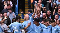 Striker Manchester City Erling Haaland (tengah) merayakan bersama rekan satu timnya setelah mencetak gol kedua ke gawang Nottingham Forest pada pertandingan Liga Inggris di Etihad Stadium, Manchester, Sabtu, 23 September 2023. (Oli SCARFF / AFP)