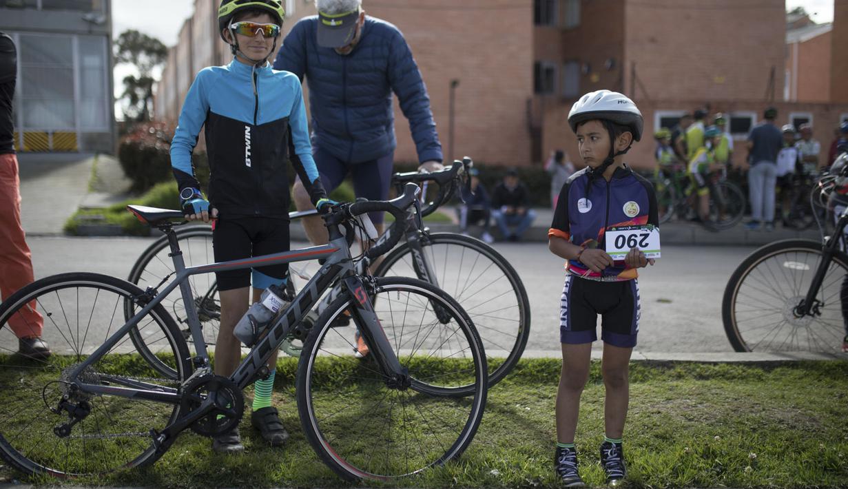 Bocah penggemar Egan Bernal menanti acara nonton bareng etape terakhir Tour de France di kota Zipaquira, Kolombia. (AP/Ivan Valencia)