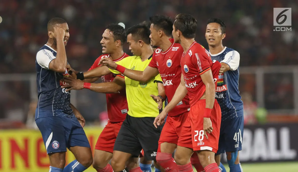 Penyerang Arema FC, Thiago Furtuoso Dos Santos (kiri) bersitegang dengan pemain Persija pada laga lanjutan Go-Jek Liga 1 Indonesia 2018 bersama Bukalapak di Stadion GBK Jakarta, Sabtu (31/3). Persija unggul 3-1. (Liputan6.com/Helmi Fithriansyah)