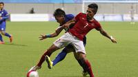 Pemain Indonesia U-23, Ahmad Nufiandani (7) berebut bola dengan pemain Filipina U-23. (Bola.com/Arief Bagus)