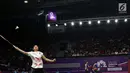 Tunggal putri Indonesia, Gregoria Mariska Tunjung mengembalikan kok ke arah pemain India, Pusarla V Sindhu di babak 16 besar Bulutangkis Tunggal Putri Asian Games 2018 di Istora Kompleks GBK, Jakarta, Sabtu (25/8). (Liputan6.com/Helmi Fithriansyah)