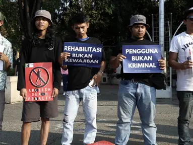 Aktivis menggelar aksi Renungan 10 Tahun Undang-Undang Narkotika di Taman Aspirasi, Monas, Jakarta, Selasa (25/6/2019). Aksi yang dihadiri oleh keluarga korban UU Narkotika tersebut menuntut pemerintah segera merevisi Undang-Undang No.35 Tahun 2009 tentang Narkotika. (merdeka.com/Iqbal S Nugroho)