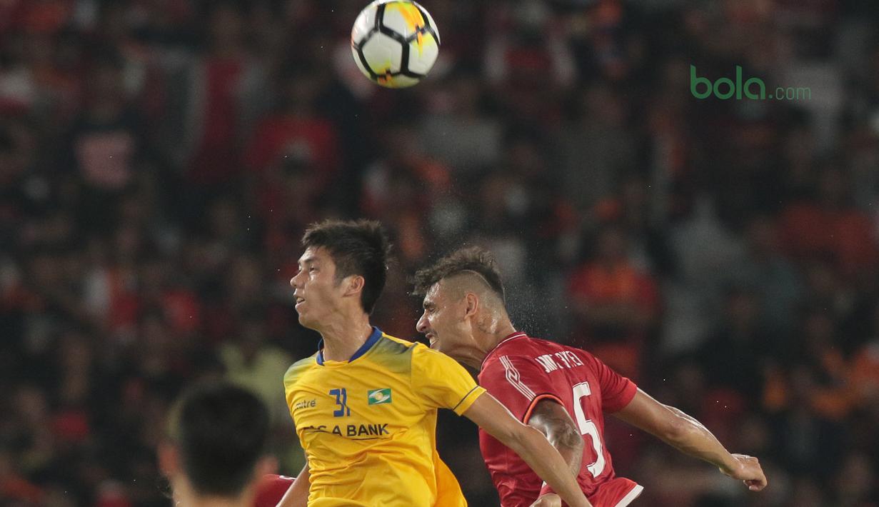 Ekspresi Jaimerson da Silva (kanan) saat duel dengan pemain Song Lam Nghe An FC pada laga Piala AFC 2018 di Stadion Utama GBK, Senayan, Jakarta, (13/3/2018). Persija Jakarta menang 1-0. (Bola.com/Nick Hanoatubun)