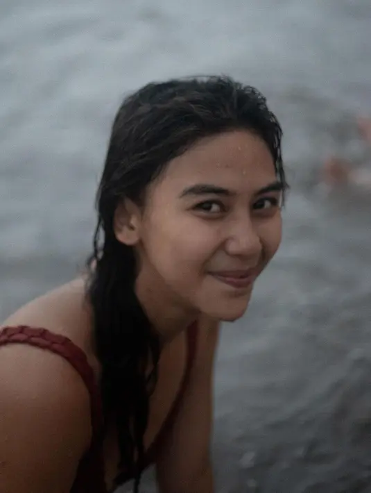 Tak hanya wajah, mahkota alias rambutnya juga seringnya ditata natural dan digerai. Bahkan tak masalah meungunggah foto dengan rambut basah apa adanya (Foto: Instagram @adindathomas)