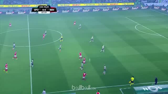 Benfica gagal raih kemenangan atas tuan rumah Sporting Lisbon sehingga kalah dalam perebutan gelar juara Liga Portugal dengan Port...