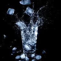Ilustrasi air es, minuman dingin. (Photo by Lanju Fotografie on Unsplash)