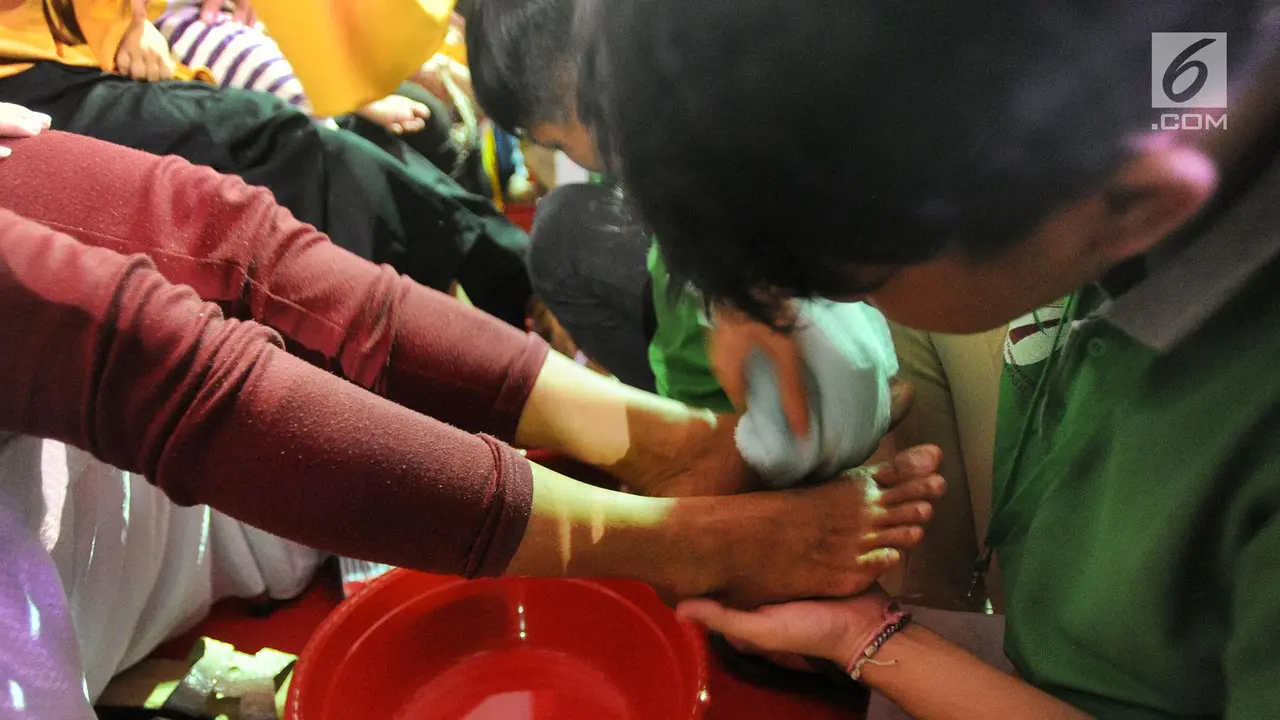 Momen Haru Saat Ritual Cuci Kaki Ibu di LPKA Tangerang