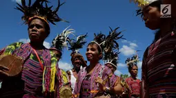 Sejumlah wanita menghadiri upacara penyambutan peresmian bantuan bedah rumah di Desa Oebelo, NTT, Selasa (14/8). Upacara penyambutan bertema persaudaraan, persatuan, kebersamaan dan rasa kekeluargaan yang sangat mendalam. (Liputan6.com/Johan Tallo)