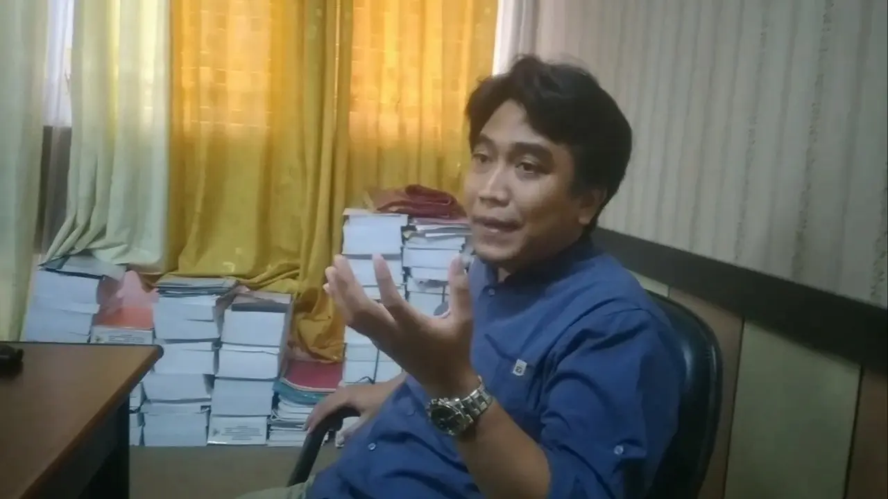 Achlif Nugroho saat diwawancarai Liputan6.com di kantor DPRD Blora. (Liputan6.com/ Ahmad Adirin)