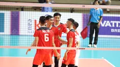 Tim bola boli putra Indonesia mengawali langkahnya dengan mulus untuk mempertahankan medali emas SEA Games. Pada laga pembuka Grup A SEA Games 2023 Kamboja, Rivan Nurmulki dkk menang telak 3-0 (25-18, 25-18, 25-23) atas Filipina dalam laga yang digelar di Olympic Complex Indoor Main Hall, Phnom Penh, Kamboja, Rabu (3/5/2023). Dalam laga tersebut pelatih Jeff Jiang Jie menurunkan seluruh 14 pemain dalam skuad tim bola voli putra Indonesia. (Bola.com/Abdul Aziz)