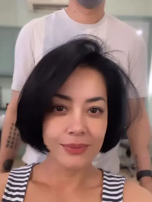 Potongan rambut Lulu ini pun sukses membuatnya tampil lebih awet muda dari usianya kini. Saat potong rambut, ia pun tampil dengan makeup natural. [@talentsbyhermancoa]