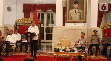 Presiden Joko Widodo (Jokowi) disaksikan Wakil Presiden Jusuf Kalla memberikan arahan ketika memimpin Sidang Kabinet Paripurna di Istana Negara, Kamis (3/10/2019). Sidang Kabinet Paripurna membahas Evaluasi Pelaksanaan RPJMN 2014-2019 dan Persiapan Implementasi APBN 2020. (Liputan6.com/Angga Yuniar)