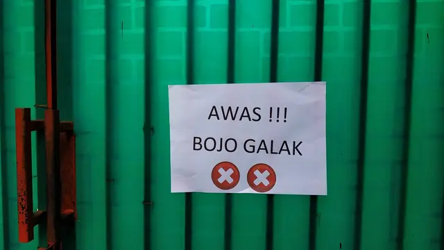 6 Tulisan Absurd 'Awas Galak' Ini Bikin Geleng Kepala