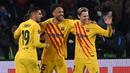 Barcelona memastikan lolos ke babak 16 Besar Liga Europa 2021/2022 usai menang 4-2 atas tuan rumah Napoli di leg kedua babak play-off, Kamis (24/2/2022). Striker anyar asal Arsenal, Pierre-Emerick Aubameyang kembali menyumbang gol dalam laga tersebut. (AFP/Andreas Solaro)