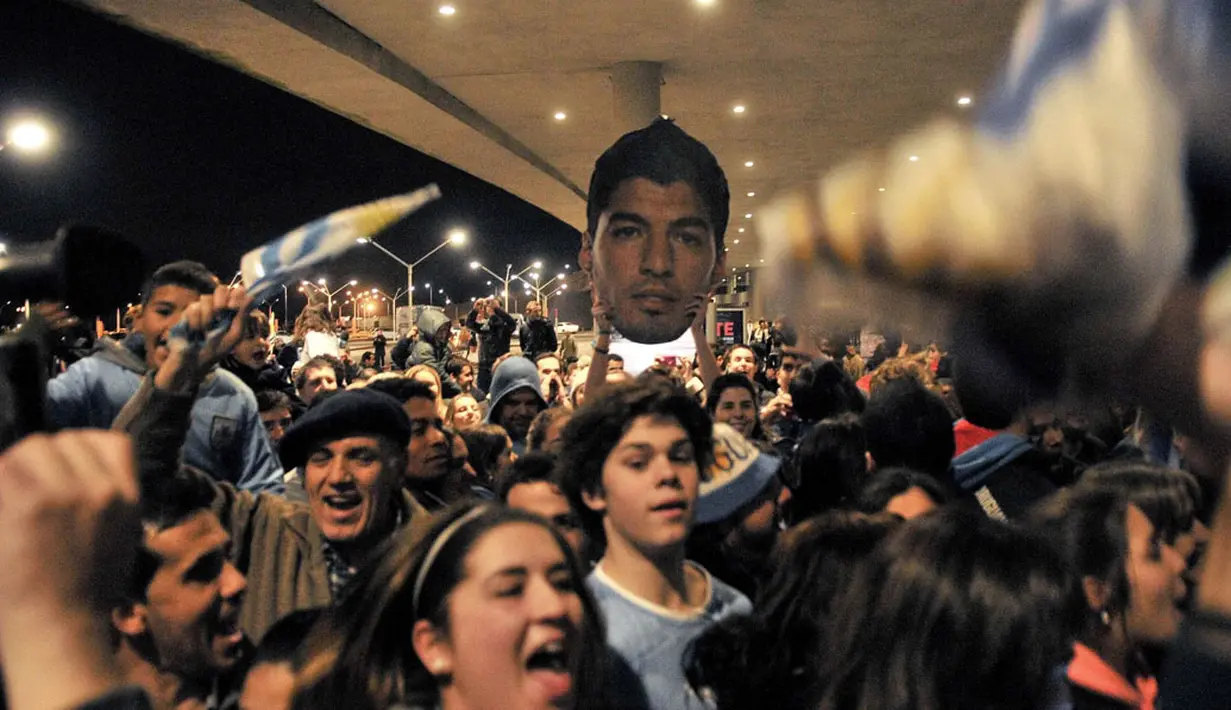 Warga Uruguay berkumpul menanti kedatangan Luis Suarez di Bandara Montevideo, Carrasco, (26/6/2014). (REUTERS/Carlos Pazos)