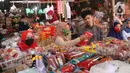 Aktivitas perdagangan di pasar Kebayoran Lama, Jakarta, Selasa (11/5/2021). Warga memadati pasar tradisional demi memenuhi kebutuhan jelang Idul Fitri 1442 H. (Liputan6.com/Angga Yuniar)