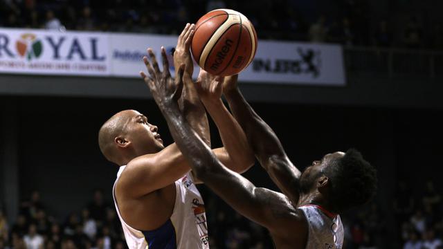 Pebasket Satria Muda, Arki Dikania, berusaha mencetak poin saat melawan Stapac pada laga final IBL 2019. (Bola.com/Yoppy Renato)