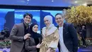 Pasha ungu dan sang istri Adelia Pasha pun hadir, Adelia mengenakan two pieces coklat muda dipadukan kerudung putihnya. @adeliapasha