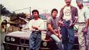Kawula muda berpose bersama mobil gaulnya. Ada yang ingat si "B19 BS"? (Source: Instagram/@groupotomotif1990)