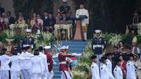 Pasukan Pengibar Bendera berbaris melewati Presiden Republik Indonesia Prabowo Subianto, di bagian atas, selama upacara pengibaran bendera memperingati ulang tahun ke-80 kemerdekaan negara di Istana Merdeka, Jakarta, Minggu 17 Agustus 2025. (AP Photo/Achmad Ibrahim)