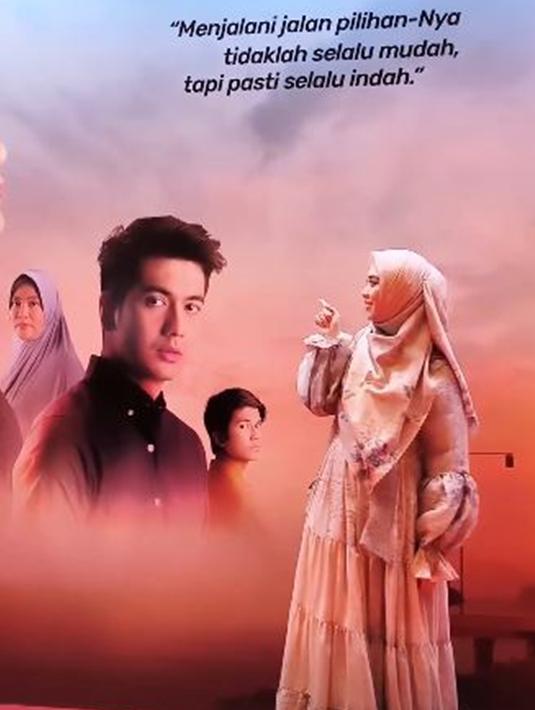 Dalam
"Saya kan kakaknya Ryan, jadi saya datang. Saya bangga, senang, bahagia, semoga dia bisa terus berkarya," kata Oki ditemui di Epicentrum XXI, kawasan Rasuna Said, Jakarta Selatan.
Ia mengungkap bahwa sang ibu awalnya hendak ikut namun batal karena sedang tak enak badan.
"Sebenarnya ibu pengin datang juga. Tapi karena kurang enak badan jadi diwakili sama saya dan Shindy," ucap kakak Ria Ricis itu.