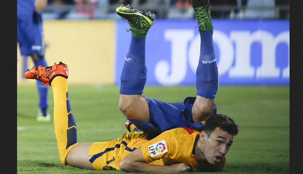 Pemain Barcelona Munir El Haddadi terjatuh bersama pemain Getafe dalam lanjutan La Liga Spanyol di Stadion Coliseum Alfonso Perez,  Getafe, Madrid, Sabtu (31/10/2015) Barcelona menang 2-0.  (REUTERS/Andrea Comas)