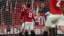 Striker Manchester United, Benjamin Sesko, mencetak satu gol ke gawang Brentford setelah memanfaatkan umpan Bruno Fernandes pada lanjutan Liga Inggris 2025/2026 di Old Trafford, Selasa (28/4/2026) dini hari WIB. (Darren Staples / AFP)