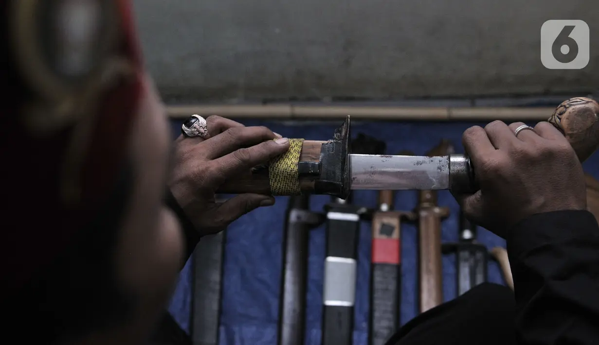 Iwan menunjukkan sejumlah senjata yang biasa digunakan dalam latihan. Sudah 5 tahun pria yang sehari-hari berprofesi sebagai pegawai toko itu membuka Perguruan Pencak Silat Chingkrik Betawi Rusunawa meskipun dengan keterbatasan tempat latihan. (merdeka.com/Iqbal S Nugroho)
