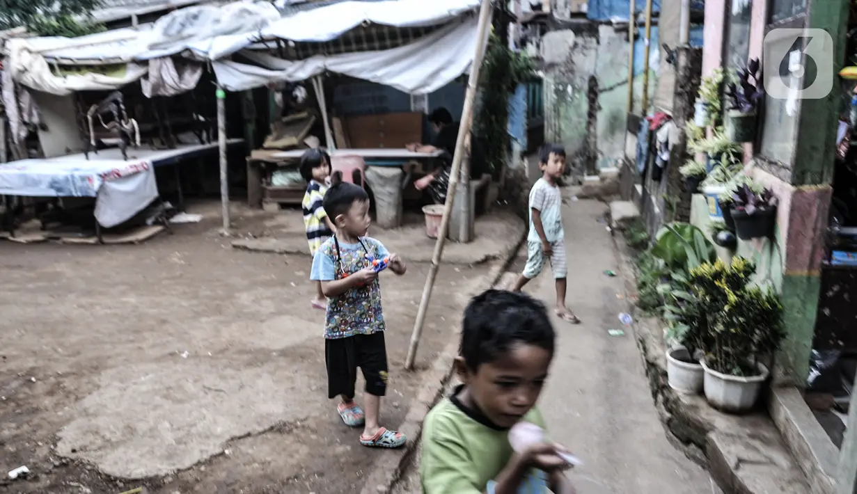 Anak-anak saat bermain di permukiman RW 07 Rawajati, Kecamatan Pancoran, Jakarta, Selasa (22/9/2020). (merdeka.com/Iqbal S. Nugroho)