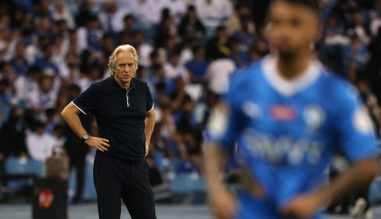 Jorge Jesus (kiri) resmi kembali menangani Al Hilal pada musim 2023/2024. Dia dikontrak selama semusim oleh klub Arab Saudi tersebut dan mendapat bayaran 10 juta euro per musim. Sebelumnya pria asal Portugal tersebut pernah menangani Al Hilal pada musim 2018/2019. (AFP/Fayez Nureldine)