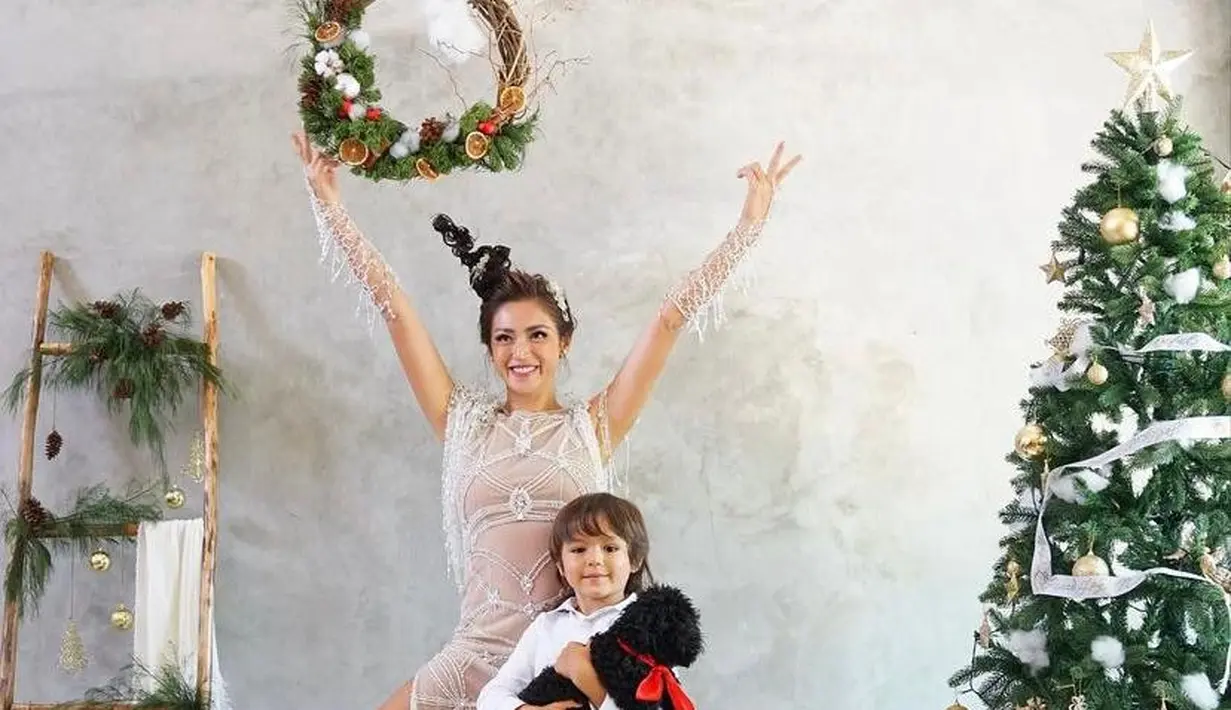 Jessica Iskandar terlihat stunning dalam balutan sheer dress warna putih, sementara El mengenakan kemeja warna putih (Instagram/inijedar)