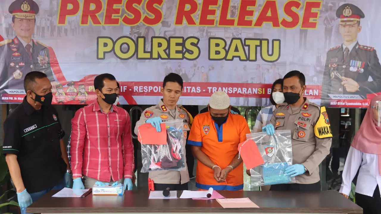 Pelaku kekerasan seksual anak tiri diamankan di Polres Batu. (Dian Kurniawan/Liputan6.com)