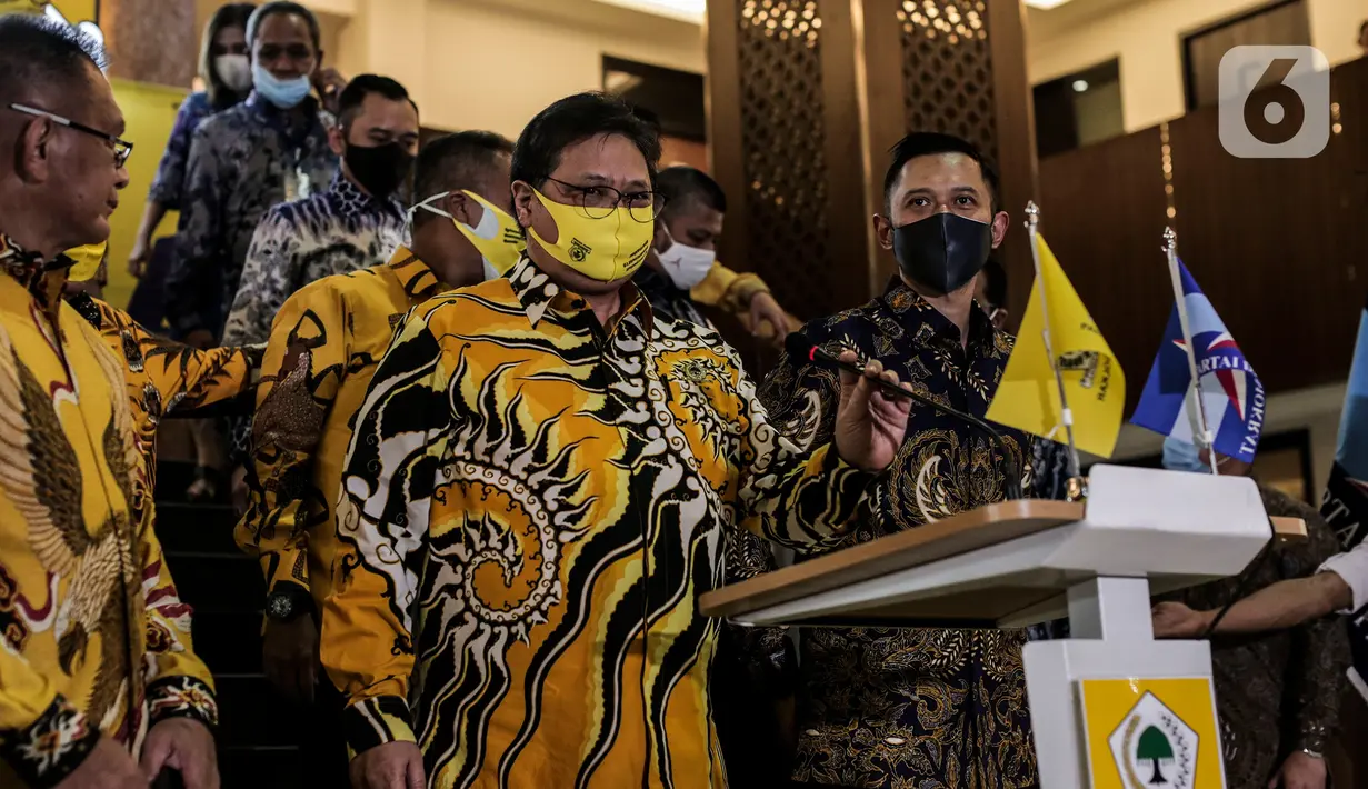 Ketua Umum Partai Golkar Airlangga Hartarto (kiri) bersama Ketua Umum Parta Demokrat Agus Harimurti Yudhoyono (kanan) mengacungkan jempol seusai melakukan pertemuan di DPP Partai Golkar, Jakarta, Kamis (25/6/2020). Kunjungan AHY itu membahas Pilkada serentak 2020. (Liputan6.com/Johan Tallo)