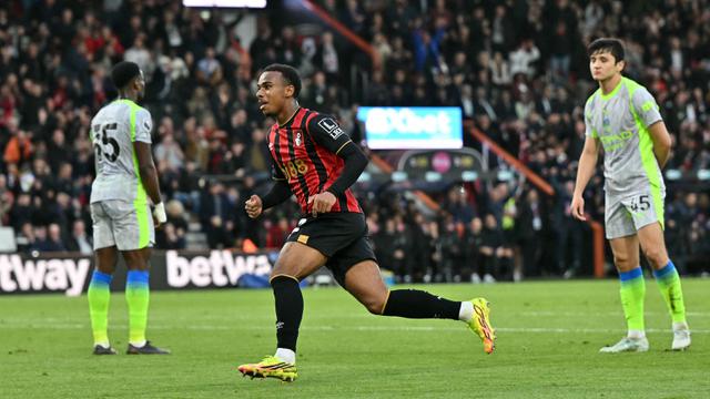 Foto: Momen Gol Eli Junior Kroupi yang Kubur Mimpi Manchester City Jadi Juara Liga Inggris