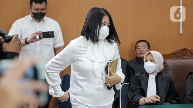 Kenakan Busana Serba Putih, Putri Candrawathi Hadiri Sidang Pembacaan Putusan Sela