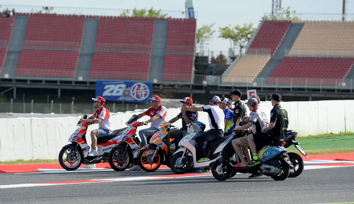 Para pebalap MotoGP yang tergabung dalam Komisi Keselamatan melihat tikungan dimana Luis Salom mengalami kecelakaan pada latihan bebas kedua (FP2) GP Catalunya, Spanyol, (3/6/2016). (AFP/Josep Lago)