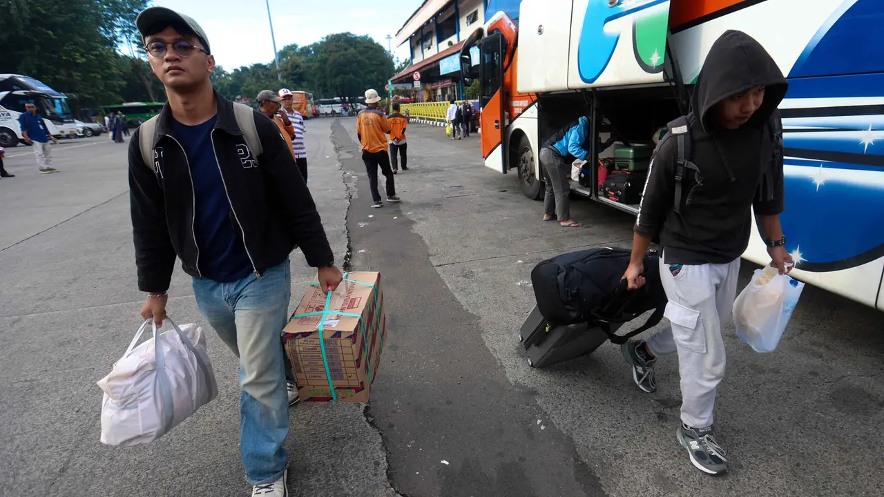 Arus Balik Lebaran 2026, Terminal Kampung Rambutan Dipadati Pemudik