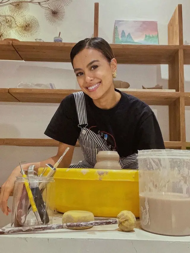 6 Pesona Seleb Wanita Saat Bikin Tembikar dari Tanah Liat Ini Curi Perhatian