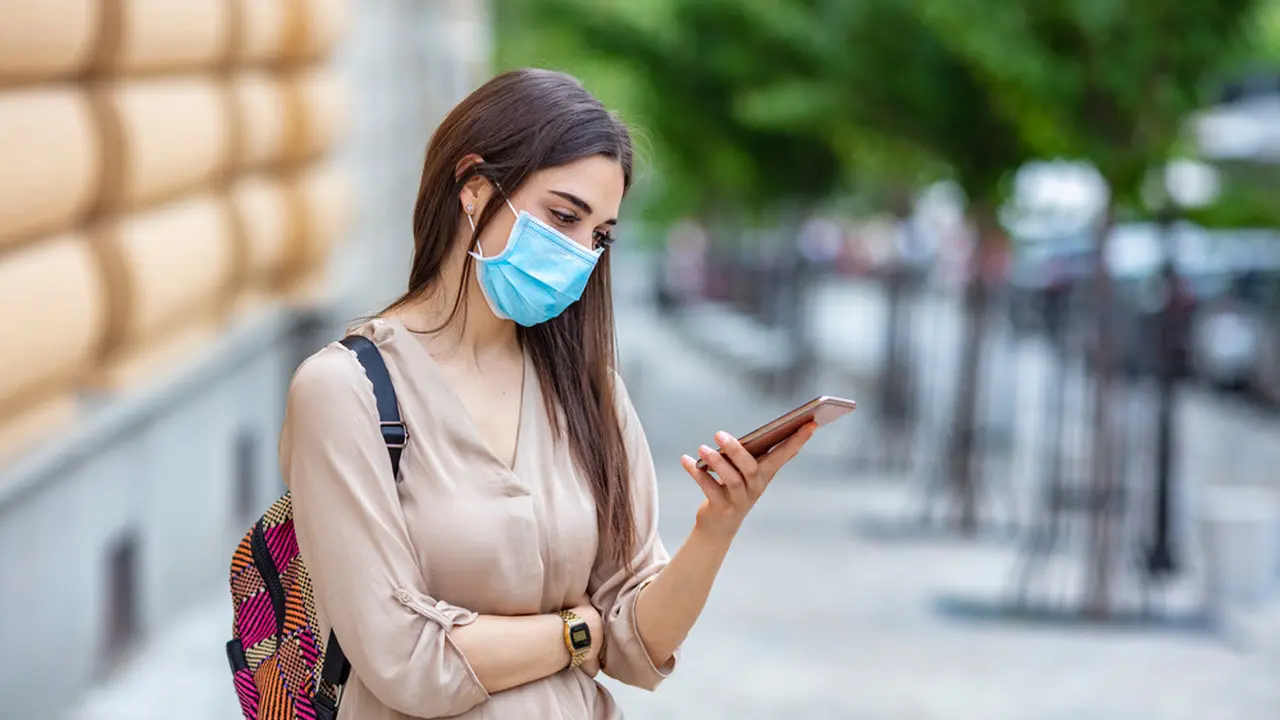 perempuan pakai masker