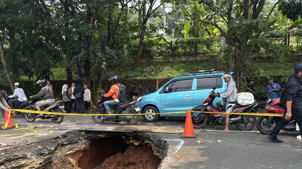 Urai Kemacetan di Jalan Ambles Lenteng Agung, 25 Petugas Dikerahkan