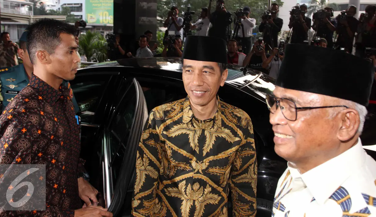 Presiden Jokowi saat tiba di Gedung KPK , Jakarta, Kamis (9/7/2015). Presiden, Wapres dan sejumlah pejabat negara menghadiri acara buka puasa bersama yang digelar KPK. (Liputan6.com/Helmi Afandi)