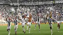 Striker Juventus, Cristiano Ronaldo, bersama rekan-rekannya merayakan kemenangan atas Sassuolo pada laga Serie A di Stadion Juventus, Turin, Minggu (16/9/2018). CR 7 cetak dua gol, Juve menang 2-0 atas Sassuolo. (AFP/Miguel Medina)