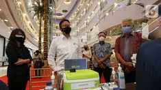 Menteri Kesehatan Budi Gunadi Sadikin (kedua kiri) didampingi Direktur Utama APL Bacelius Ruru, Wakil Dirut Noer Indradjaja, Center Director Central Park dan Neo Soho Mall V. Pauline Fillian saat meninjau Mini Sentra Vaksinasi di Central Park Mall Jakarta Barat (22/8/2021) (Liputan6.com/HO/Ading)