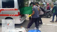 Penyeberang jalan, meninggal dunia setelah tertabrak sepeda motor di Jalan Lenteng Agung Raya, Jakarta Selatan, Sabtu (13/2/2021). (dok Polres Metro Jakarta Selatan)