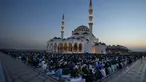 Para jamaah Muslim menunggu sebelum memulai Iftar, yaitu makan atau minum yang mengakhiri puasa seharian, selama bulan suci Ramadan di Masjid Agung Sharjah, dekat Dubai, Uni Emirat Arab, Jumat 27 Februari 2026. Masjid Agung Sharjah merupakan salah satu yang terbesar di Uni Emirat Arab. (AP Photo/Altaf Qadri)