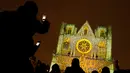 Orang-orang menghadiri pertunjukan cahaya malam di Lyon, Prancis, 8 Desember 2022. Jutaan orang diperkirakan akan menyaksikan acara Festival Cahaya selama empat hari di kota tersebut. (AP Photo/Laurent Cipriani)